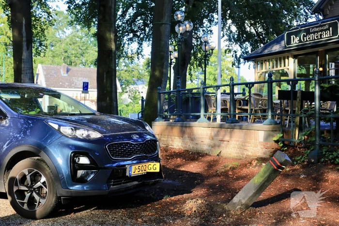 Automobilist klapt op paal voor Eethuys-Café De Generaal