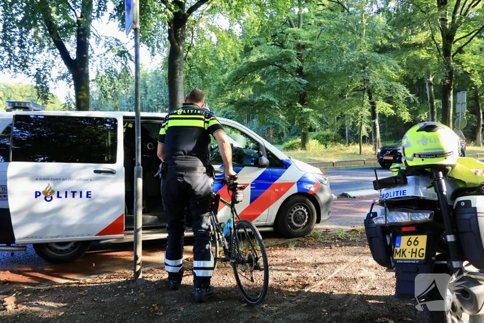 Automobilist klapt op paal voor Eethuys-Café De Generaal