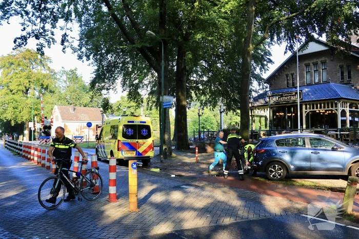 Automobilist klapt op paal voor Eethuys-Café De Generaal