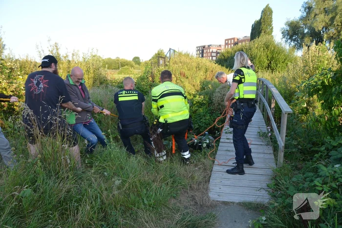 Man op scootmobiel rijdt vanaf brug het water in