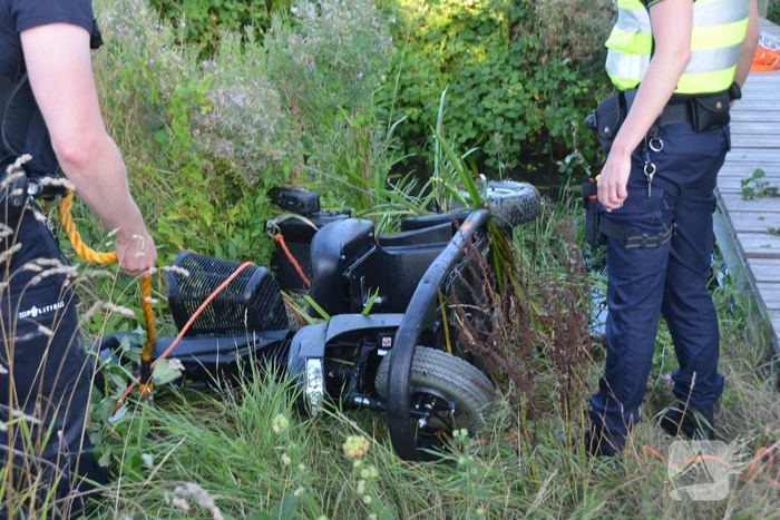 Man op scootmobiel rijdt vanaf brug het water in