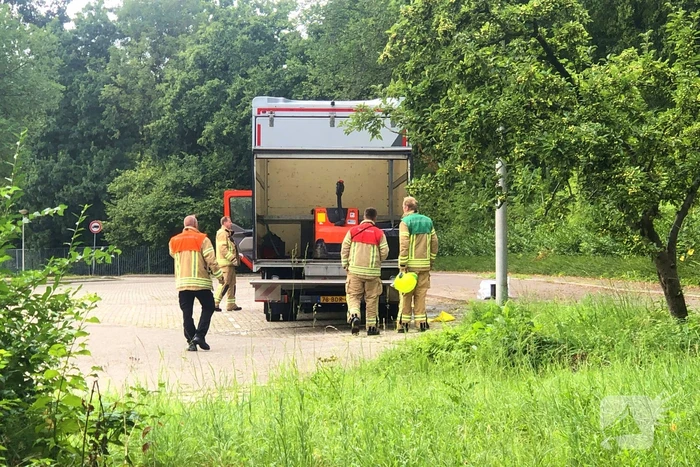 Pallet met accu's in laadbak omgevallen