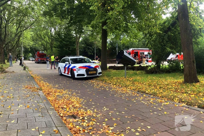 Pallet met accu's in laadbak omgevallen