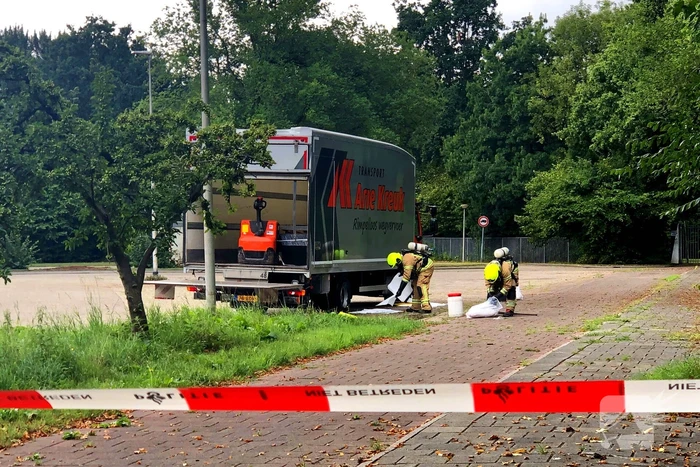 Pallet met accu's in laadbak omgevallen