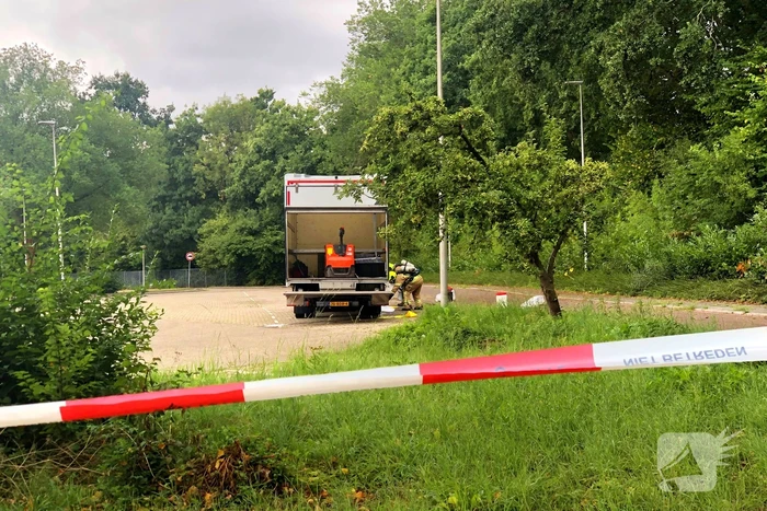 Pallet met accu's in laadbak omgevallen