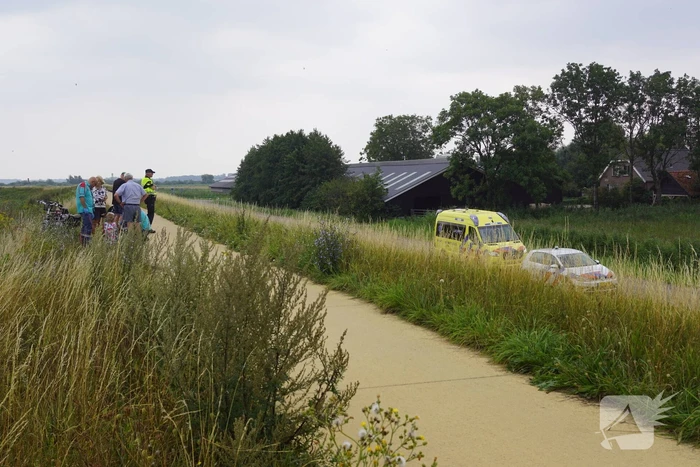 Vrouw door ambulancemedewerkers van dijk gedragen