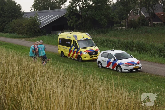 Vrouw door ambulancemedewerkers van dijk gedragen