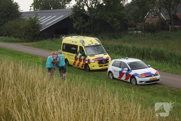 Vrouw door ambulancemedewerkers van dijk gedragen