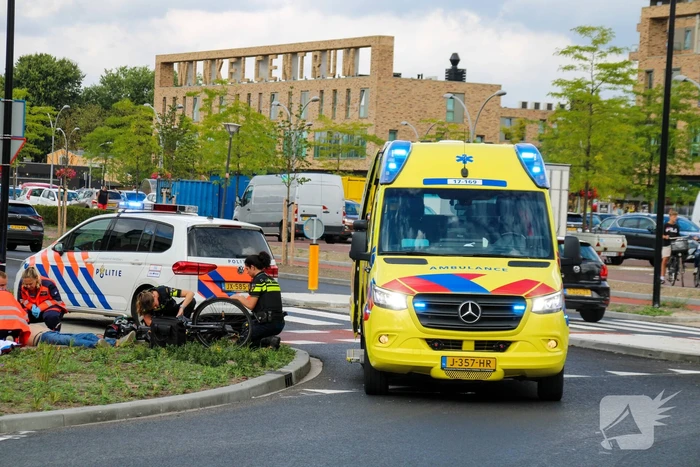 Auto schept fietser, man zwaargewond