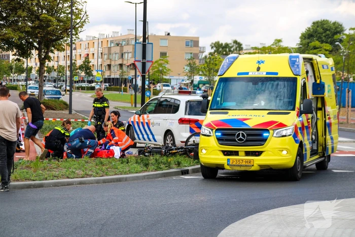 Auto schept fietser, man zwaargewond