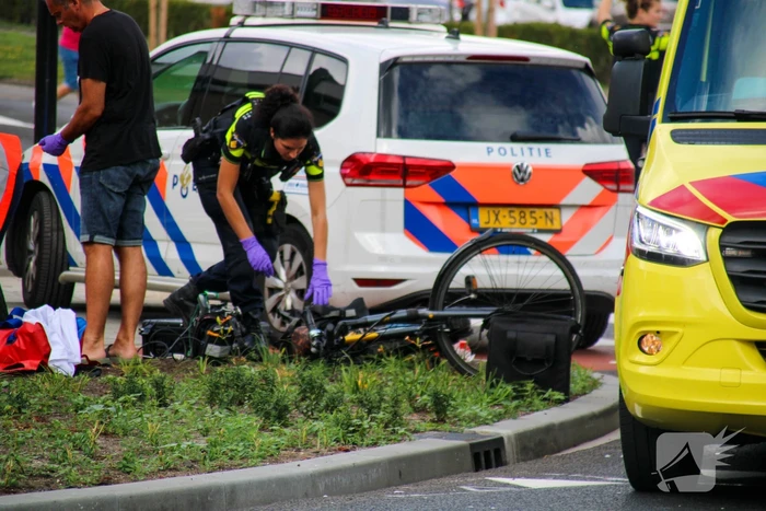 Auto schept fietser, man zwaargewond