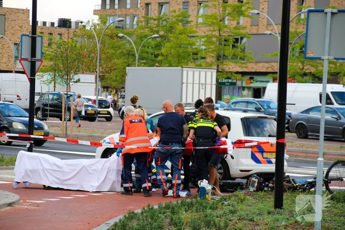 Auto schept fietser, man zwaargewond