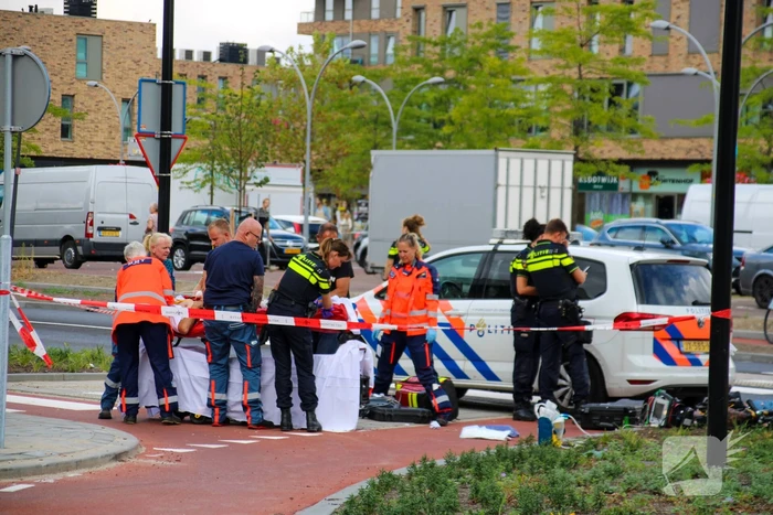 Auto schept fietser, man zwaargewond