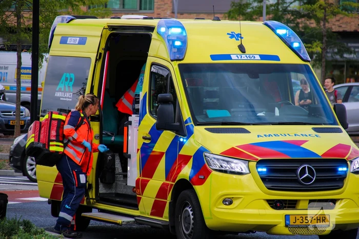 Auto schept fietser, man zwaargewond