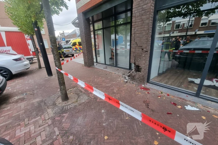 Automobilist rijdt tegen gevel aan