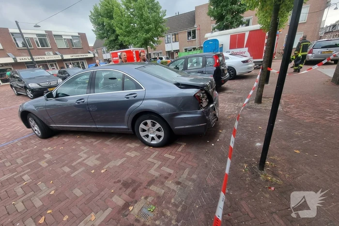 Automobilist rijdt tegen gevel aan