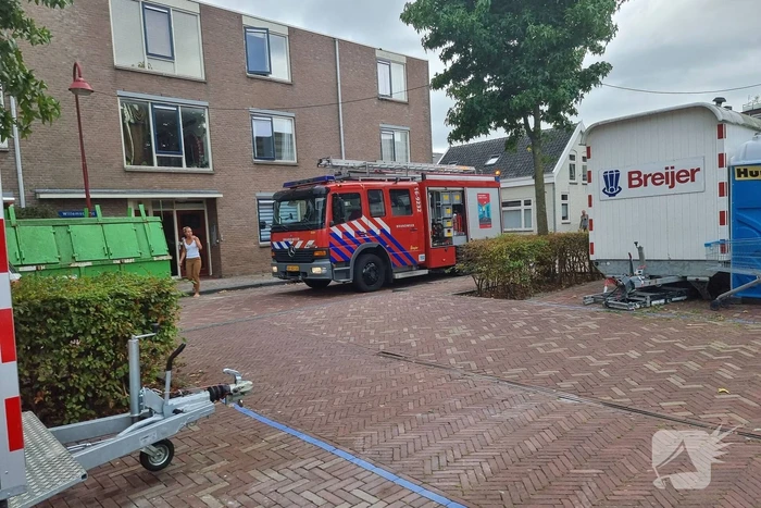 Automobilist rijdt tegen gevel aan