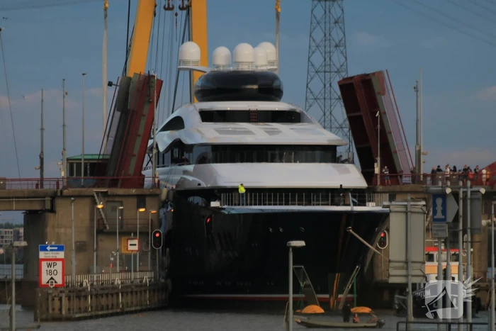 Feadship's grootste superjacht past net onder Schellingwouderbrug
