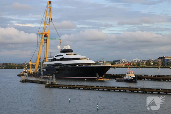 Feadship's grootste superjacht past net onder Schellingwouderbrug