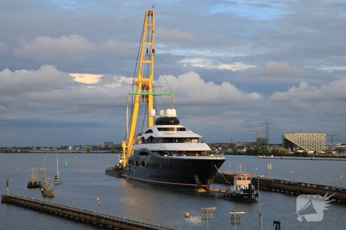 Feadship's grootste superjacht past net onder Schellingwouderbrug