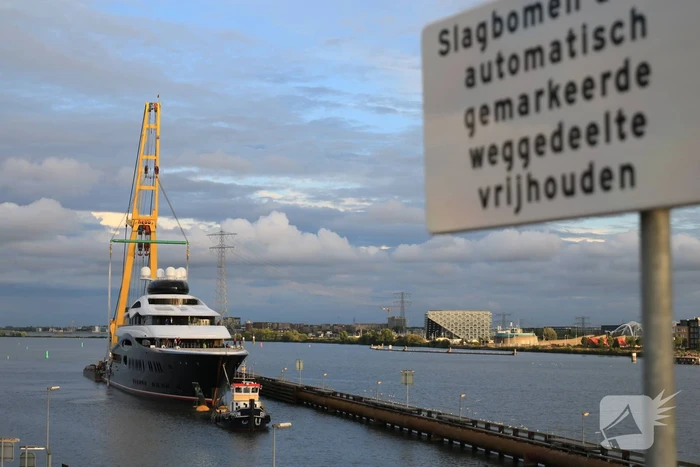Feadship's grootste superjacht past net onder Schellingwouderbrug