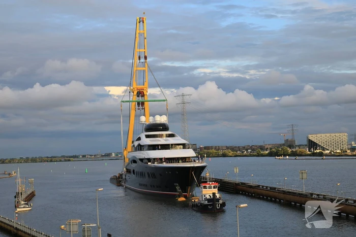 Feadship's grootste superjacht past net onder Schellingwouderbrug