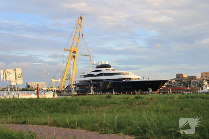 Feadship's grootste superjacht past net onder Schellingwouderbrug