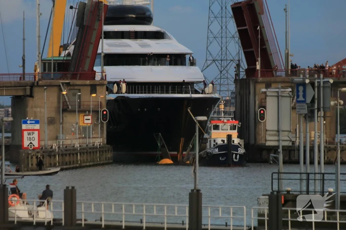 Feadship's grootste superjacht past net onder Schellingwouderbrug