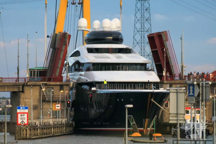 Feadship's grootste superjacht past net onder Schellingwouderbrug