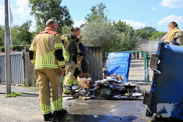 Brand in papiercontainer na harde knal