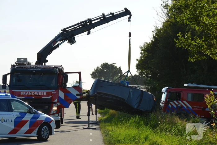 Auto belandt in rieten berm