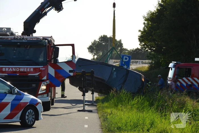 Auto belandt in rieten berm