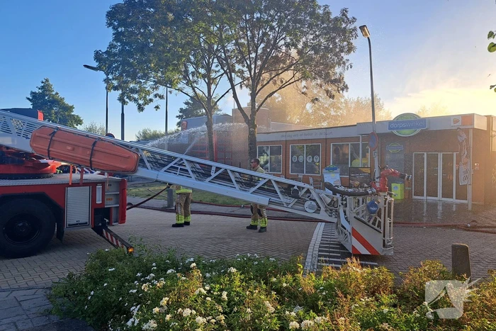 Brand in buurtsuper naast brandweerkazerne