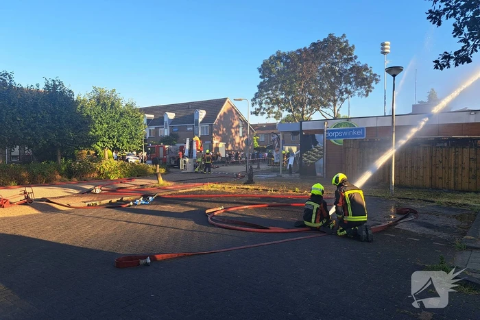 Brand in buurtsuper naast brandweerkazerne