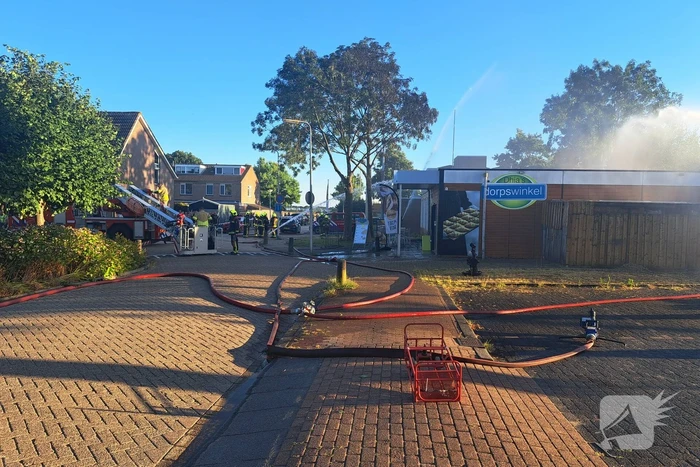 Brand in buurtsuper naast brandweerkazerne