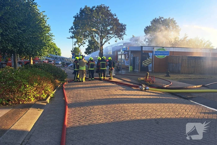 Brand in buurtsuper naast brandweerkazerne