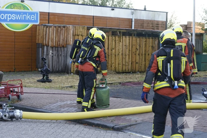 Brand in buurtsuper naast brandweerkazerne
