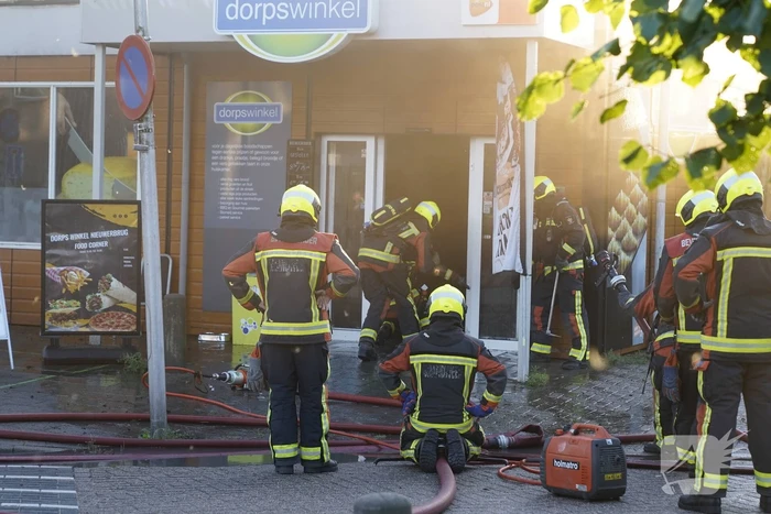 Brand in buurtsuper naast brandweerkazerne