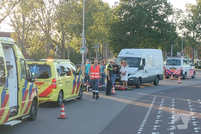 Voetganger geschept door bestelbus