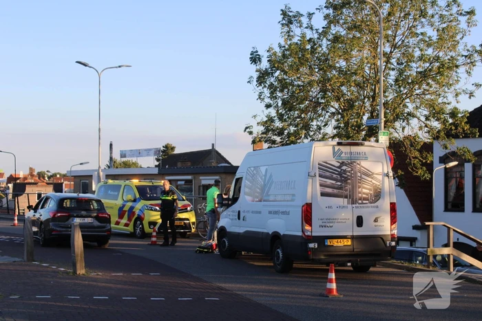 Voetganger geschept door bestelbus