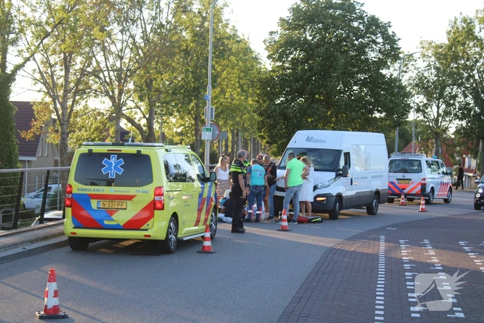 Voetganger geschept door bestelbus