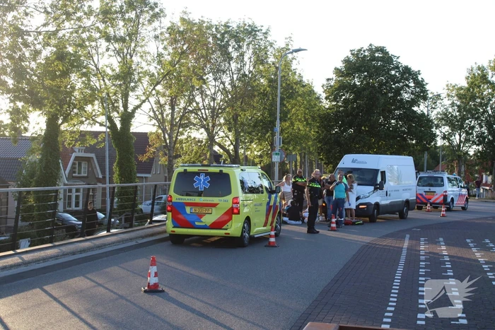 Voetganger geschept door bestelbus