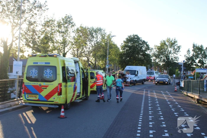 Voetganger geschept door bestelbus
