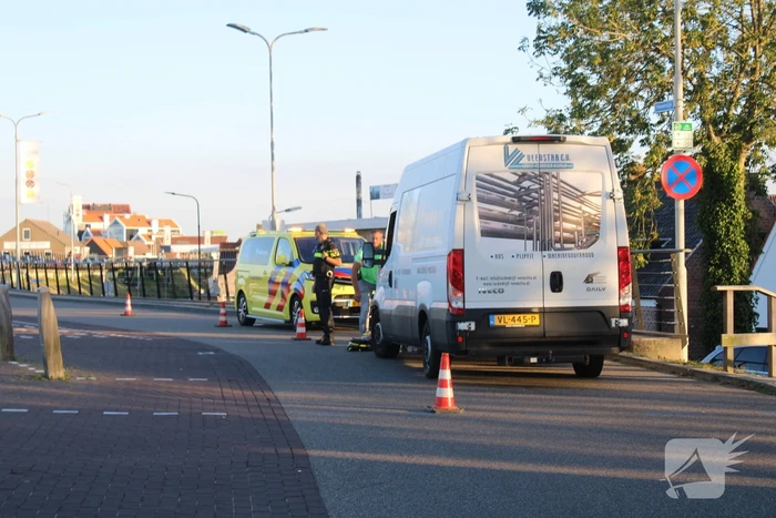 Voetganger geschept door bestelbus