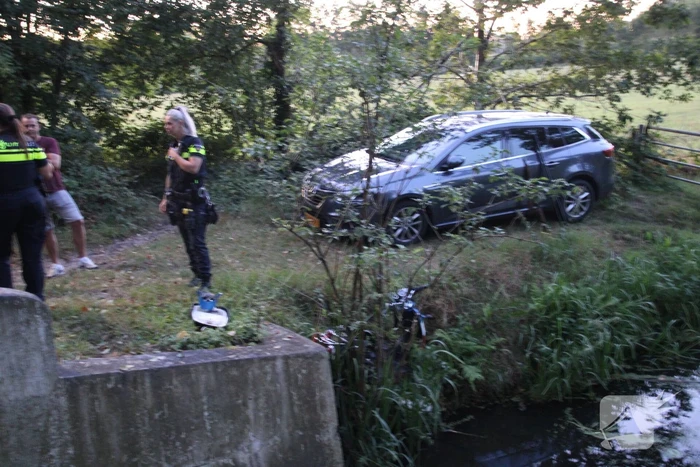Scooter ten val in de berm