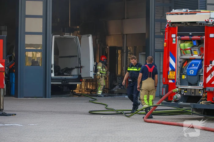 Bedrijfspand Renault Trucks vol rook vanwege brand