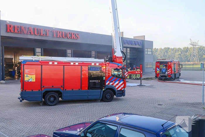 Bedrijfspand Renault Trucks vol rook vanwege brand