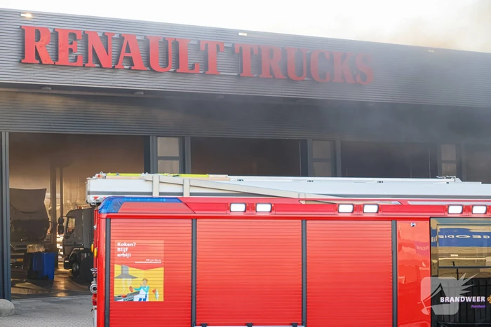 Bedrijfspand Renault Trucks vol rook vanwege brand