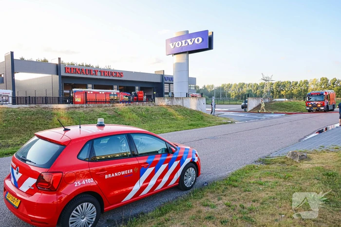Bedrijfspand Renault Trucks vol rook vanwege brand