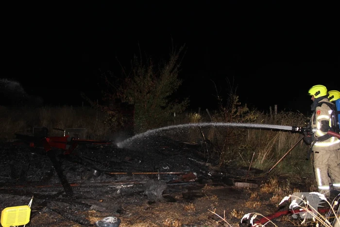 Schuur in boomgaarden vanwege brand verwoest